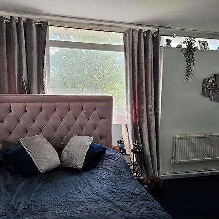 Double Private Room With Shared Bathroom Facilities Лондон Экстерьер фото